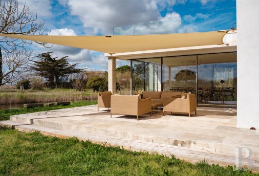 A farmhouse set amidst the marshes north of Saintes-Maries-de-la-Mer, in the Camargue - photo  n°2